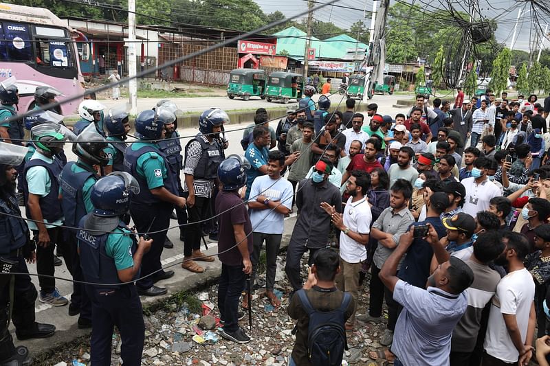 পুলিশ ও আন্দোলনকারীরা মুখোমুখি। বুধবার দুপুরে সিলেট নগরে